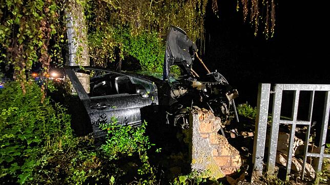 Eine spätabendliche Verfolgungsjagd am Mittwoch, 13. September, nahm ein spektakuläres Ende: Die flüchtende Frau fuhr mit ihrem Fahrzeug ...