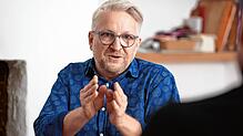 Schauspieler Sebastian Krähenbühl im Januar 2024 in seiner Wohnung in Kaiserstuhl. Vor ihm lebte hier der Starfotograf Eric Bachmann.