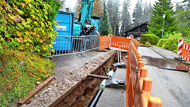 Schon ganz schön weit sind die Arbeiten am Nahwärmenetz in der Belchenstraße gediehen – und auch in Richtung Taunusstraße haben die ...