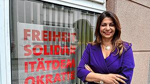 „Freiheit Solidarität Demokratie“ sind die Werte, die Derya Türk-Nachbaur in ein Fenster ihres Abgeordnetenbüros in VS-Villingen hängt.