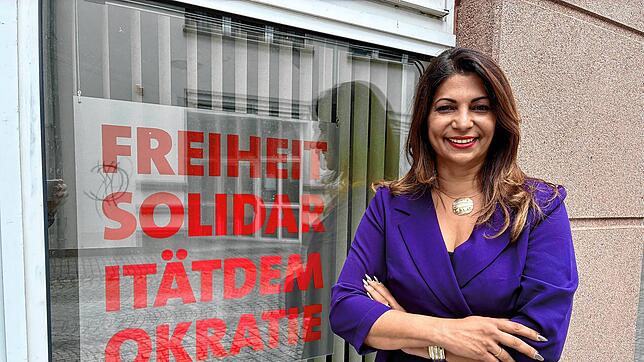 „Freiheit Solidarität Demokratie“ sind die Werte, die Derya Türk-Nachbaur in ein Fenster ihres Abgeordnetenbüros in VS-Villingen hängt.