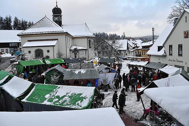 Der neugestaltete Platz zwischen Kirche und Rathaus wurde Kirchplatz benannt. Hier finden Weihnachts- und andere Märkte sowie Konzerte ...