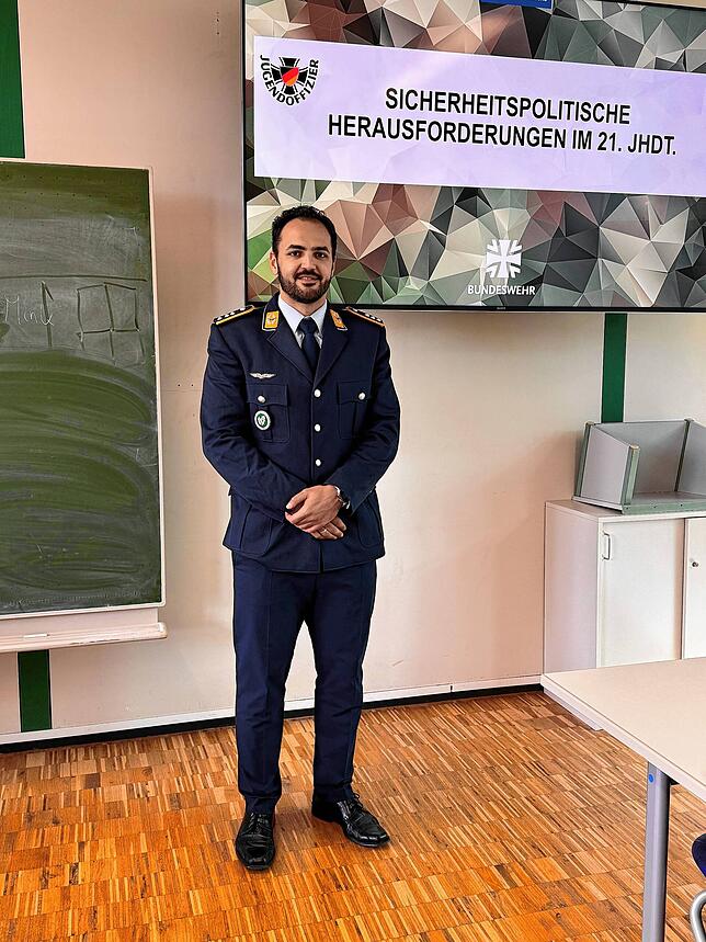 Jugendoffizier Karim Yacout spricht bei einer Schulveranstaltung über sicherheitspolitische Herausforderungen im 21. Jahrhundert.