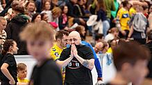 Nichts zu lachen hat derzeit der Konstanzer Trainer Vitor Baricelli (Bildmitte). Sein Team hatte auch zuhause gegen GWD Minden das ...