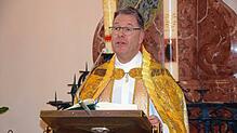 In einer feierlichen Vesper stellt sich Pfarrer Peter Nicolai im Bad Säckinger St. Fridolinsmünster den Gläubigen der ...