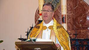 In einer feierlichen Vesper stellt sich Pfarrer Peter Nicolai im Bad Säckinger St. Fridolinsmünster den Gläubigen der ...