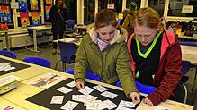 Auch ein Puzzle gehörte zu den Aufgaben, die die Schülerinnen und Schüler am Abend der offenen Tür in der Fürstabt-Gerbert-Schule lösen ...