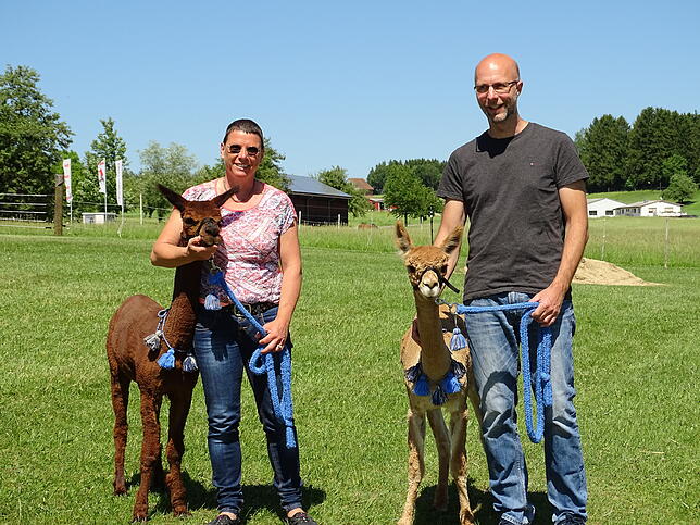 „Rocco“, Rosina Pfeifer, „Heavens King“ und Jürgen Pfeifer (von links) verstehen sich prima. Dass die Tiere ...