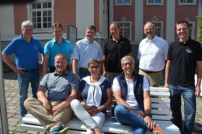 Sie freuen sich aufs Bodensee-Weinfest: (vordere Reihe, von links) TuS-Vorsitzender Michael Gröer, Tourismuschefin Iris Müller, ...