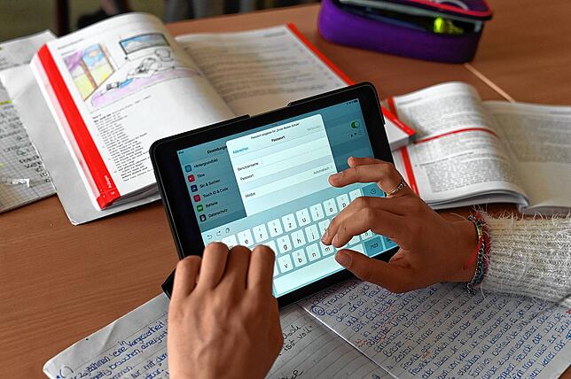 Das Geld für 300.000 Tablets und Notebooks für bedürftige Schüler im Land steht bereit, die meisten Schulträger haben die Geräte schon ...