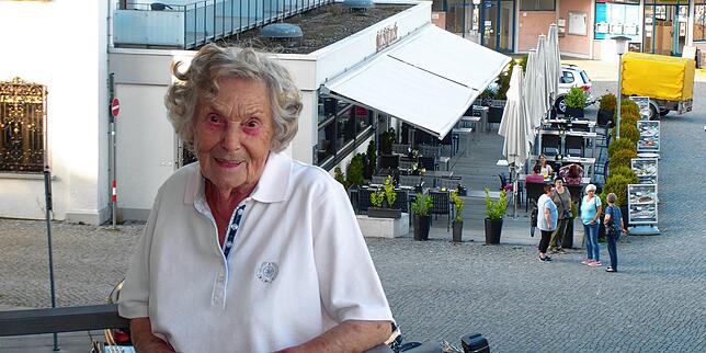 Erstes und zweites Zuhause: Rita Baumgärtner auf ihrem Balkon, hinter ihr das „Schiff“, ihre alte Arbeitsstätte.