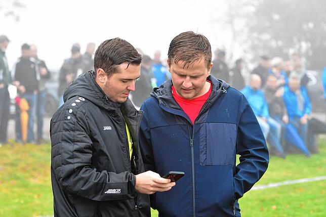 Was sagt die App? &bdquo;Das wird heute nichts mehr...&ldquo; Schiedsrichter Tobias Wursthorn (links) und Kapitän Pius Blatter vom FC ...
