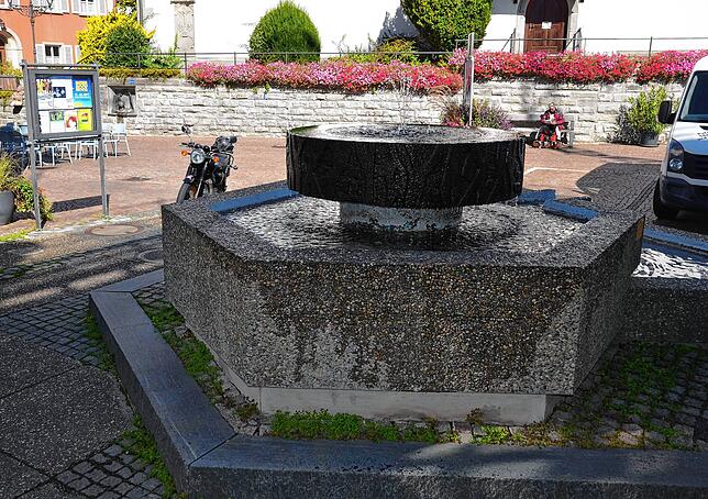 So sah der frühere Rathausbrunnen aus. Nach Jahrzehnten war er optisch wie auch technisch sanierungsbedürftig. Nachdem dafür ...