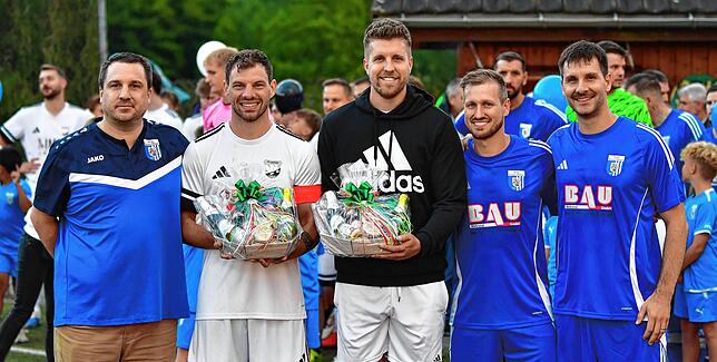 Verabschiedung bei der SpVgg Brennet-Öflingen: Vorsitzender Markus Metzger überreichte zusammen mit Marcel Leitner und Timo Metzger ...