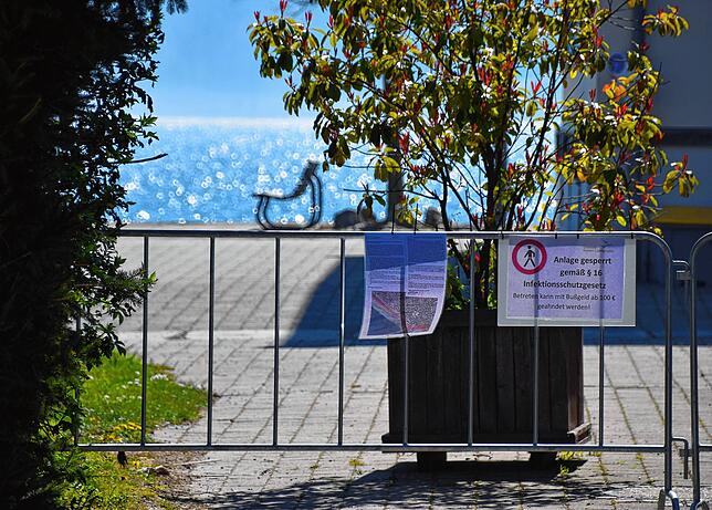 Eine der Sperrungen beim Zollhaus. Im Hintergrund ist eine Bank, die am Wochenende leer blieb.
