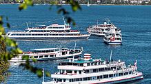 Die Schiffe der Bodensee-Schifffahrtsbetriebe (BSB) sind bald wieder auf dem See &ndash; wie hier 2017 bei der Flottensternfahrt vor der ...