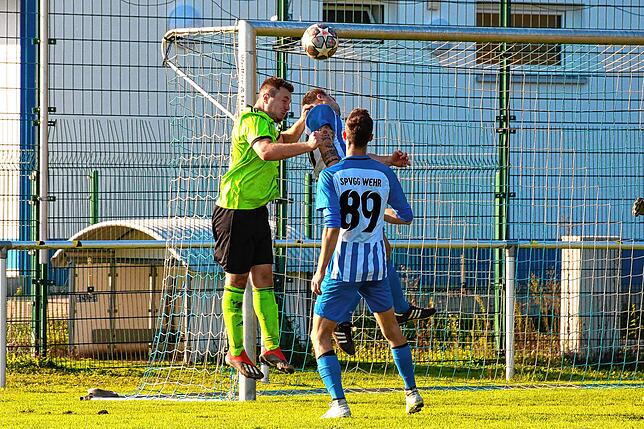 Bild 2: SV Karsau verteidigt die Tabellenspitze durch einen 4:2-Erfolg gegen Verfolger Spvgg. Wehr