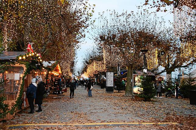 Der Adventsmarkt am See am Dienstagabend: nur wenige Besucher fanden den Weg in den Stadtgarten.