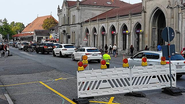 Durch die Baustelle am Bahnhofplatz sind die Verkehrskadetten gefragter denn je, denn sie müssen gezielt mit Absperrungen die ...