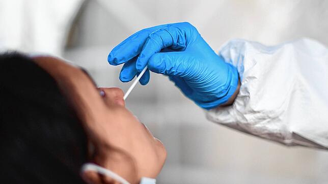 10.03.2021, Berlin: Mitarbeiterin Julia vom Testzentrum Kit Kat Club nimmt einen Nasenabstrich für einen Corona-Schnelltest. Der Kit Kat ...