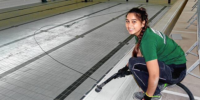 Sarah Lutz befreit das Schwimmerbecken vom gröbsten Dreck. Die Feinsäuberung folgt später.