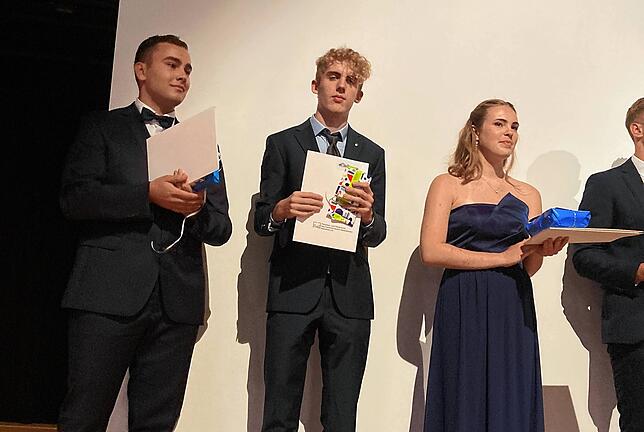 Julen Blasel (von links) bekam den Preis für Gemeinschaftskunde der Landeszentrale für politische Bildung und den Fachpreis in Englisch, ...