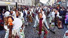 So unverwechselbar fühlt sich die Fasnet in Villingen an: die Narros in der Niederen Straße.