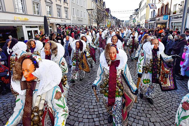 So unverwechselbar fühlt sich die Fasnet in Villingen an: die Narros in der Niederen Straße.