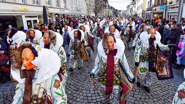 So unverwechselbar fühlt sich die Fasnet in Villingen an: die Narros in der Niederen Straße.
