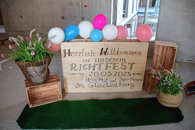 Knapp elf Monate nach dem Spatenstich wurde im Hospiz in Tiengen Richtfest gefeiert.