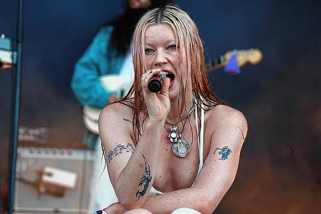 Bild 4: Southside Festival 2025: Der Auftritt von Wet Leg in Bildern