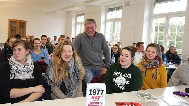 Der frühere Polizist Wolfgang Seliger erzählt Schülern der 13. Jahrgangsstufe an der Mettnau-Schule vom Terror, den die Rote Armee ...