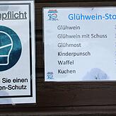 Der „Glühwein-Stop“ am Vereinsheim des Skiclubs Emmingen ist geschlossen. Die Besucher verköstigen sich selbst.