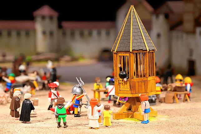 Bild 4: John Lennon auf der Insel Mainau? Und Soldaten bei SM-Spielchen? Über diese Details der Playmobil-Ausstellung im Archäologischen Landesmuseum können Eltern lachen
