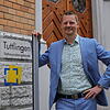 Simon Gröger vor seinem Dienstsitz: Der Wirtschaftsförderer der Stadt Tuttlingen wechselt als Oberbürgermeister nach Radolfzell.