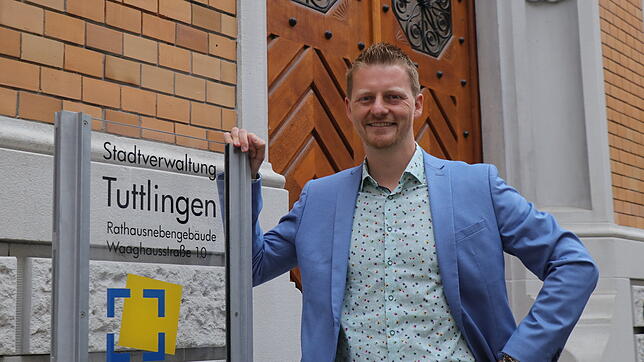 Simon Gröger vor seinem Dienstsitz: Der Wirtschaftsförderer der Stadt Tuttlingen wechselt als Oberbürgermeister nach Radolfzell.