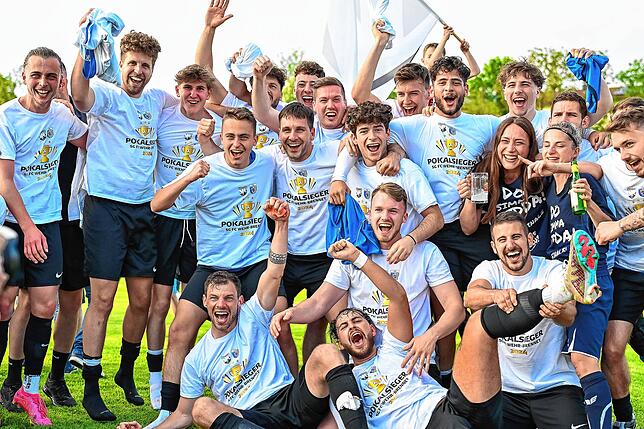 So sehen Sieger aus: Die SG FC Wehr/Brennet gewann im Finale um den Bezirkspokal nach Elfmeterschießen gegen den VfR Bad Bellingen. ...