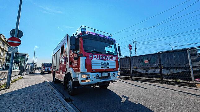 Ein Feuerwehreinsatz am Singener Bahnhof legte am Donnerstag, 22. August, gegen 18 Uhr den Zugverkehr kurzzeitig lahm. Hier der Blick ...
