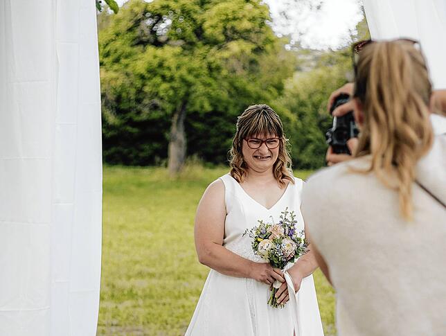 Nicole Küster (links) hat viel Spaß beim Fotoshooting mit Fotografin Anni Fink.