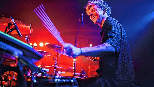 Der Profidrummer Steffen Haussteiner aus Bräunlingen beherrscht das Spiel mit den Schlegeln hervorragend.
