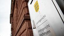 Ein 25-Jähriger aus Pfullendorf muss sich vor dem Landgericht Hechingen wegen versuchten Totschlags verantworten.