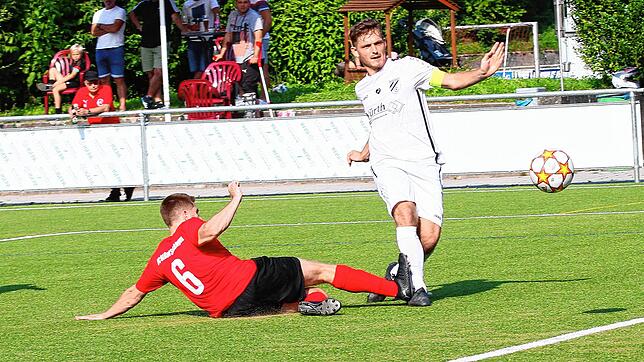 Er trifft und trifft: Patrick Budde (rechts) erzielte im Derby beim VfR Horheim-Schwerzen den zweiten Treffer für die Spvgg. ...