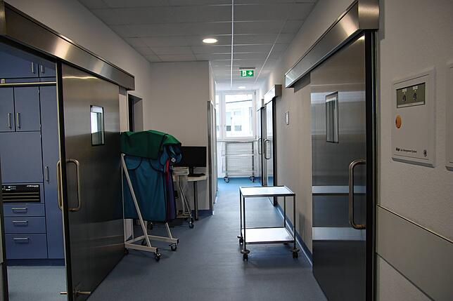 Blick in den Korridor des neuen OP-Trakts. Links vorne befindet sich der Anästhesieraum, hinter der geschlossenen Schiebetür vorne ...
