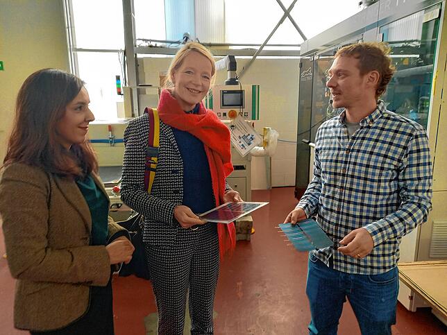Andreas Halm vom ISC (rechts) erklärt Landes-Energie- und Umweltministerin Thekla Walker (Grüne) und der Konstanzer Landtagsabgeordneten ...