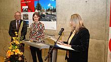 Leonie Rösch (Mitte) erhält die Ehrennadel der Gemeinde in Silber, verliehen von Bürgermeisterin Marina Jung (rechts) und Ortsvorsteher ...