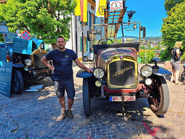 Feuerwehrmann und Oldtimer-Schrauber Stefan Rath mit dem „Geburtstagskind“, der 100 Jahre alten Magirus Motorspritze der Engener Feuerwehr.