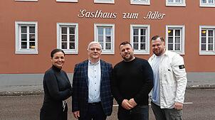 Verpächter Karl-Bernhard Ruppaner (Zweiter von links) mit den neuen Pächtern (links) und Joti Salihu (Zweiter von rechts). Ganz rechts ...
