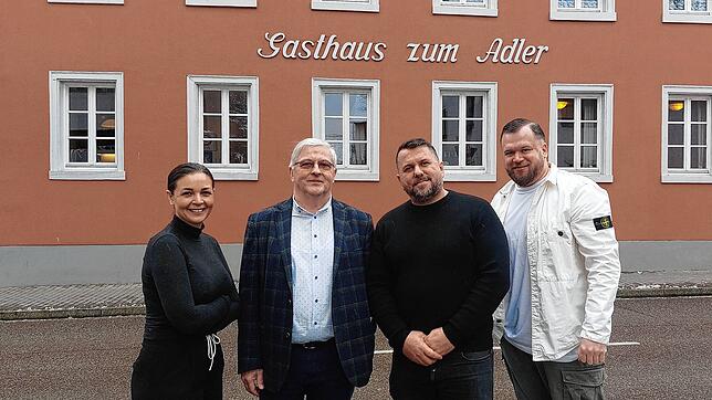 Verpächter Karl-Bernhard Ruppaner (Zweiter von links) mit den neuen Pächtern (links) und Joti Salihu (Zweiter von rechts). Ganz rechts ...