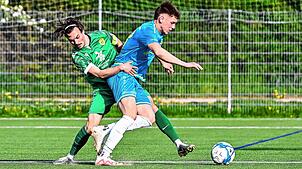 Ungleiches Duell: Arthur Kloster (vorn) ist eigentlich Torwart der A-Junioren des SV Jestetten. Der Youngster spielte – aus der Not ...