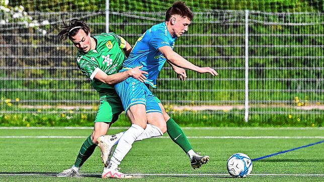 Ungleiches Duell: Arthur Kloster (vorn) ist eigentlich Torwart der A-Junioren des SV Jestetten. Der Youngster spielte – aus der Not ...